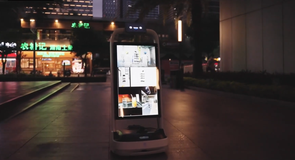 Pudu Bot robot publicitario con su pantalla