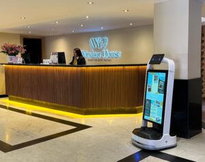 Innovación en Movimiento: PUDU BOT 2 Revoluciona la Experiencia en el Hotel Windsor House