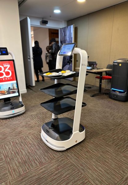 PuduBot 2 En el Hotel B3 con su función Robot de catering con bandejas para repartir comida