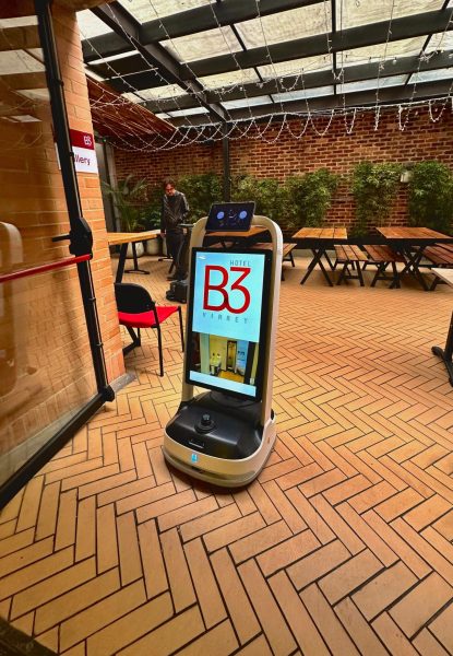 PuduBot 2 En el Hotel B3 con su funcion Robot de publicidad con pantalla dinamica